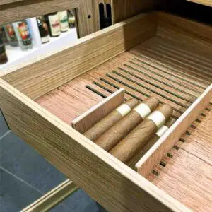 un cajón humidor con los puros que guardas en él.
